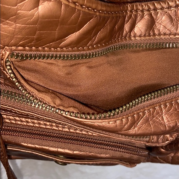 An adjustable medium purse - Picture 3 of 5